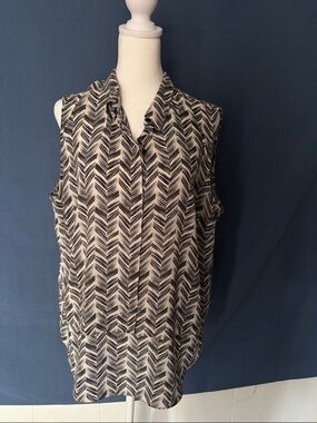 Metaphor Black and White Chevron V-Neck Sleeveless Top